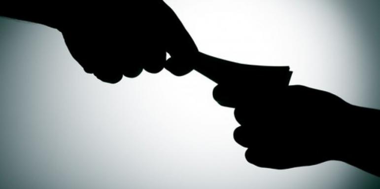 Политиците бият по корупция лекари и митничари