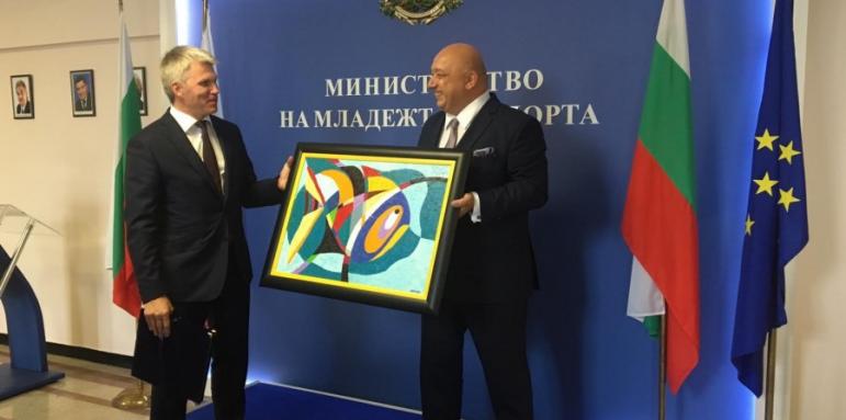 Кралев подари на Колобков картина, която впечетли руския министър