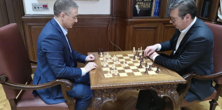 Вучич играе шах под обсада