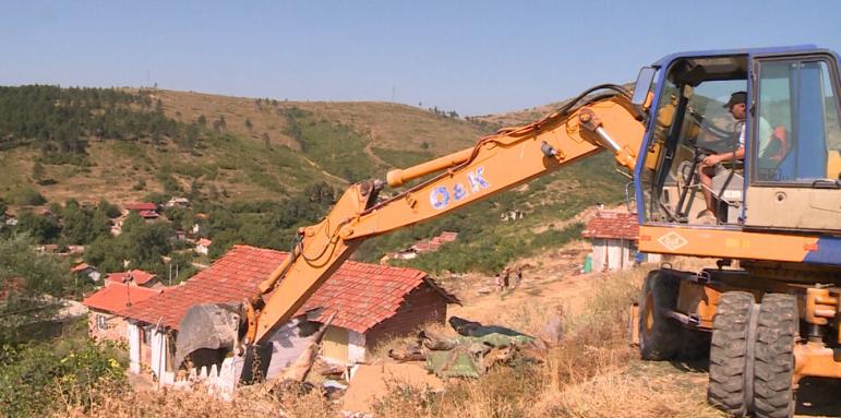 Събарят 17 къщи на "ало" измамници