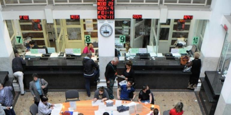 Чиновници в паника от метлата, излизат в отпуск