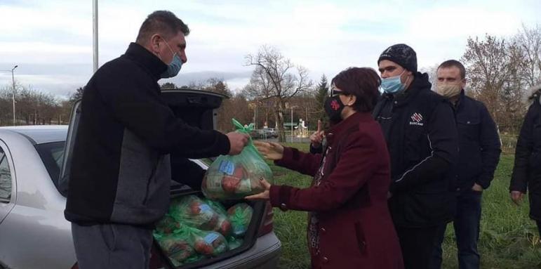 ГЕРБ раздадоха храна на социално слаби в Разград