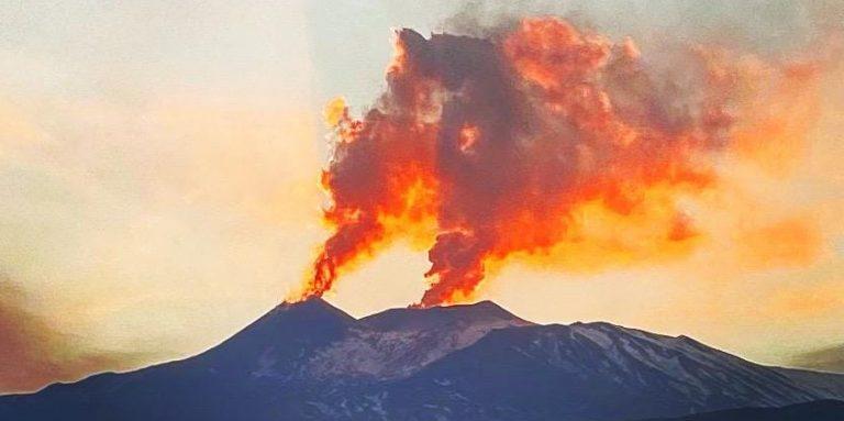 Изригна Етна, пепел покри близките градове (Видео на живо)