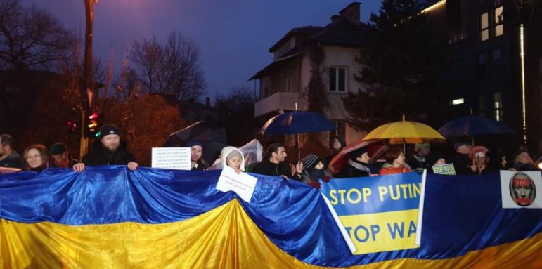 Какво се случва пред руското посолство в София