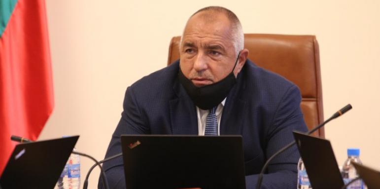 Премиерът обясни защо са маските