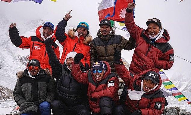 Кои са първите алпинисти, покорили К2 през зимата