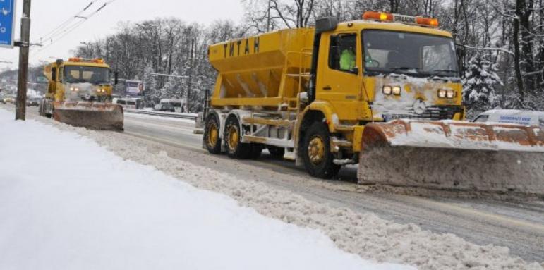 135 снегорина чистят новия сняг в София