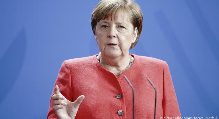 Меркел частично затвори Германия