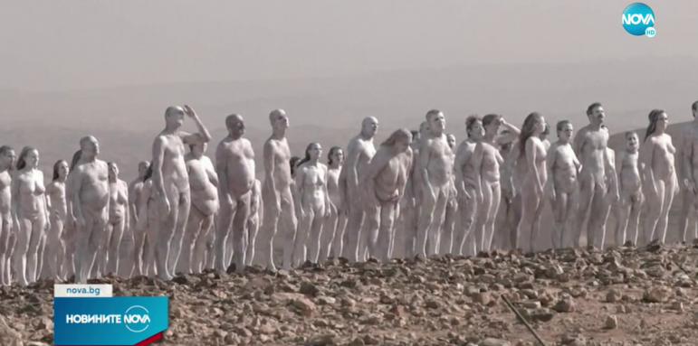 Стотици голи в пустинята спасяват Мъртво море