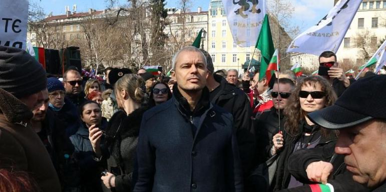 Хора на Костадинов размахвали депутатски карти на протеста