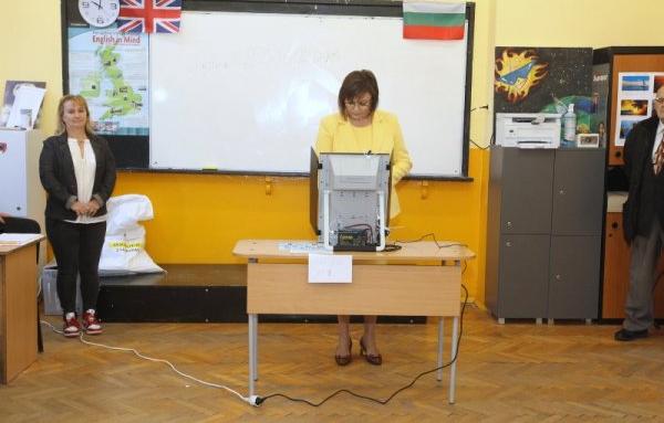 Нинова гласува, пожела си властта