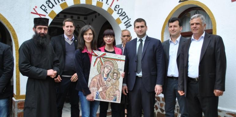 Мария Габриел дари икона на манастира в село Мусомище