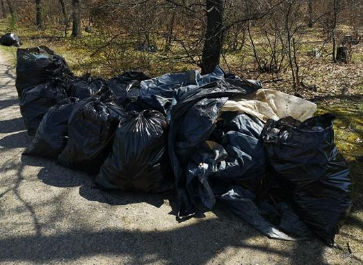 Общинари от Казанлък почистват край язовир "Копринка"