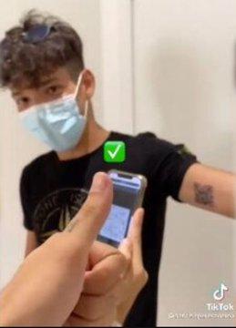 Италианец си татуира QR кода от ваксинацията