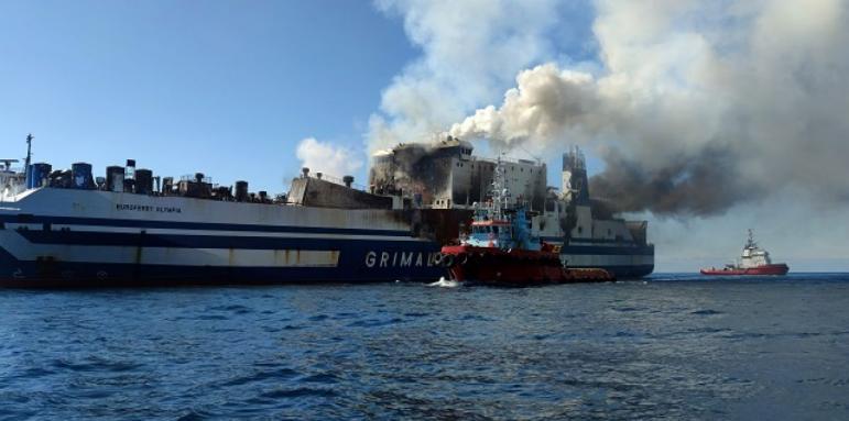 Още два трупа открити на горящия кораб, издирват 7 българи