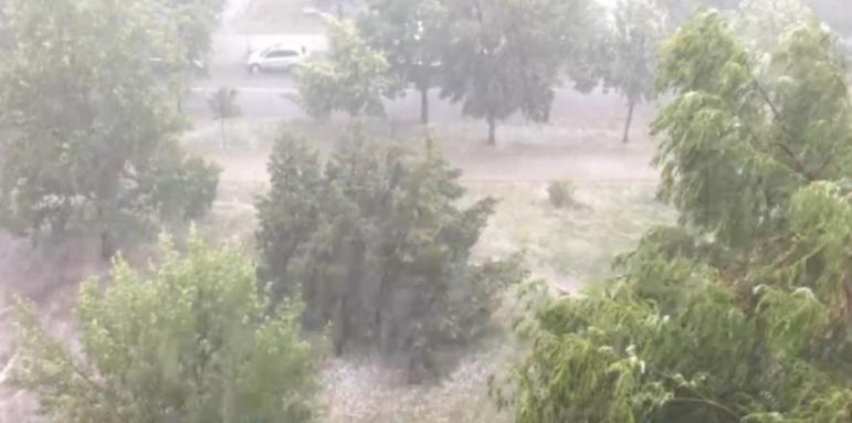 Буря, градушка и потоп в Димитровград (ВИДЕО)