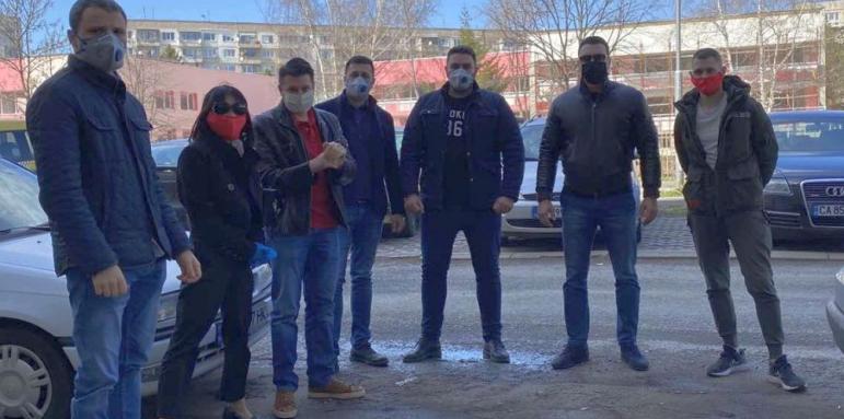 Тимуровските команди на БСП-София даряват на сирачета