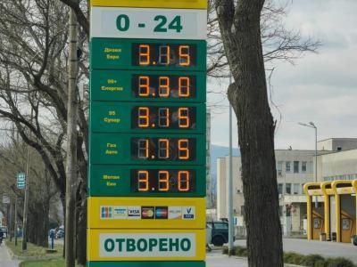 Бензинът 3 пъти по-скъп от акция на Лукойл