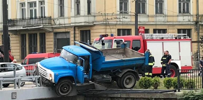 Камион виси от Лъвов мост