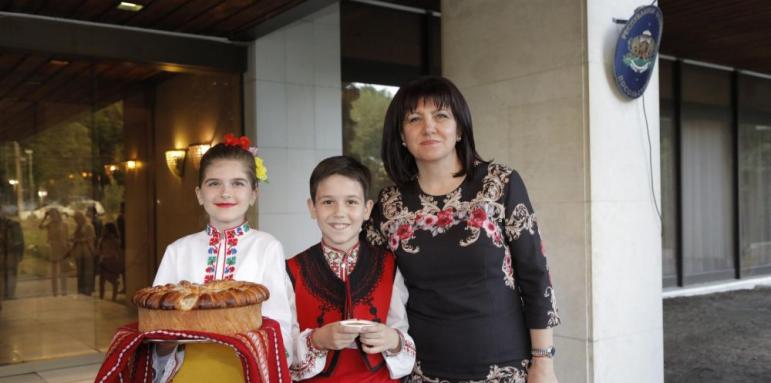 Караянчева се срещна с българи в Москва (СНИМКИ)