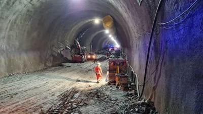 Срутване в тунел "Железница", има затрупан