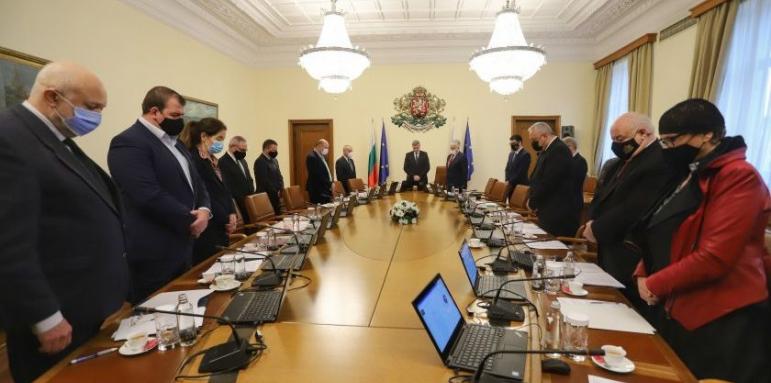 Министрите склониха глави в памет на жертвите
