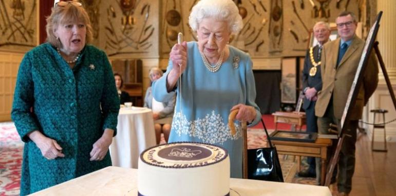 Елизабет ІІ си направи скромно парти. Защо сряза тортата?