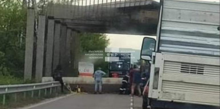 Ужас на пътя: Двама души затиснати в колата си