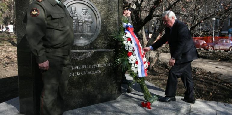 Исаков с цветя на паметника на Граф Игнатиев