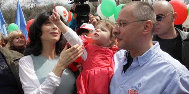 Станишев води децата на парад