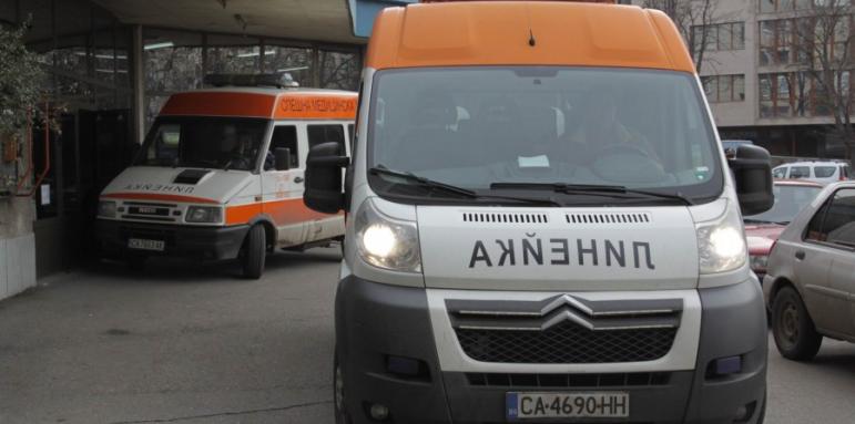 25 ранени и една жертва при тежка катастрофа край Върбица