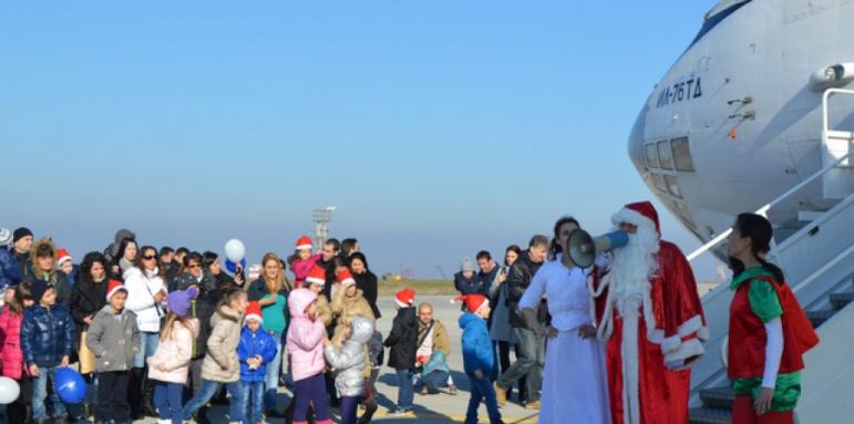 Дядо Коледа кацна със самолет на летището в Бургас