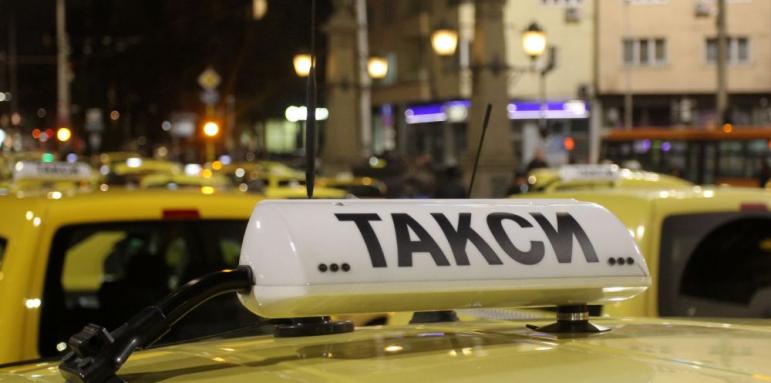 Държавата поема част от данъка на таксиджиите