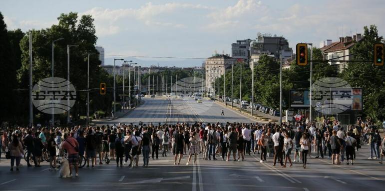 Срещу войната по пътищата - десетки на протест в София