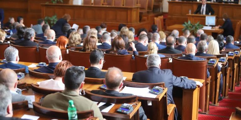 За депутатите ден последен. От август във ваканция