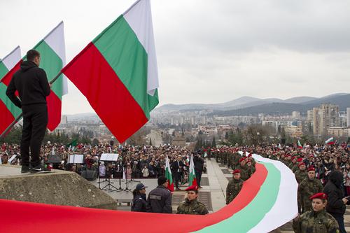 Отново понасят на ръце 300-метровото българско знаме в Стара Загора   