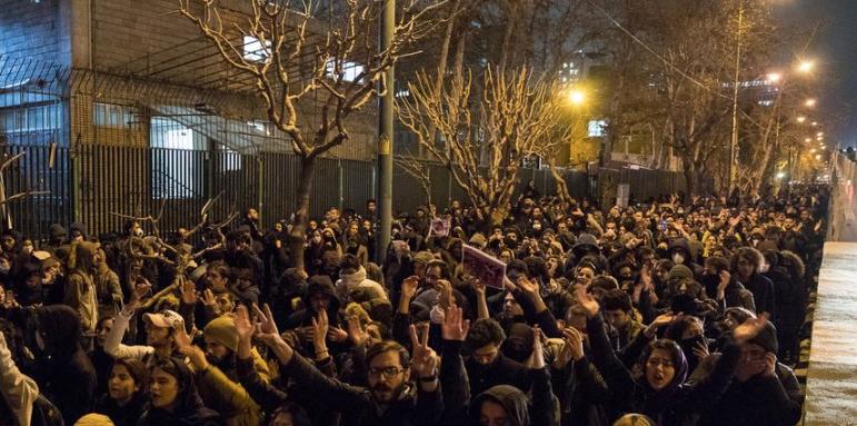 Протести в Техеран, арестуваха британския посланик