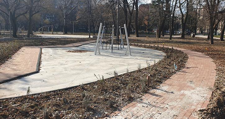 Напредва ремонтът на Станционната градина в Стара Загора