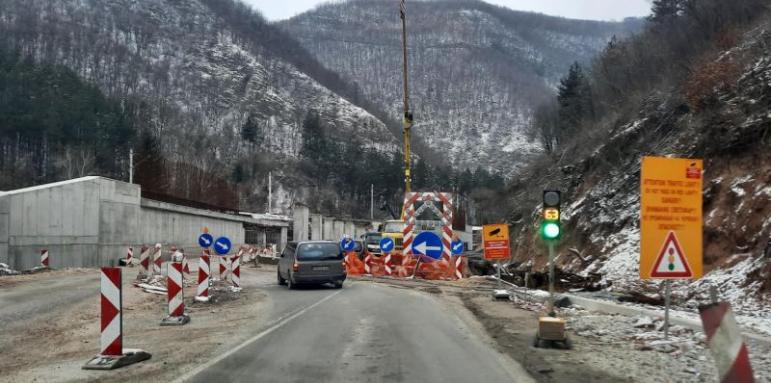Гроздан Караджов наказва строителни фирми. Оплескали магистрала