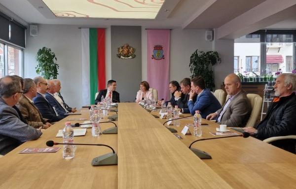 Служебният министър на икономиката Никола Стоянов посети Казанлък по покана на кмета Галина Стоянова