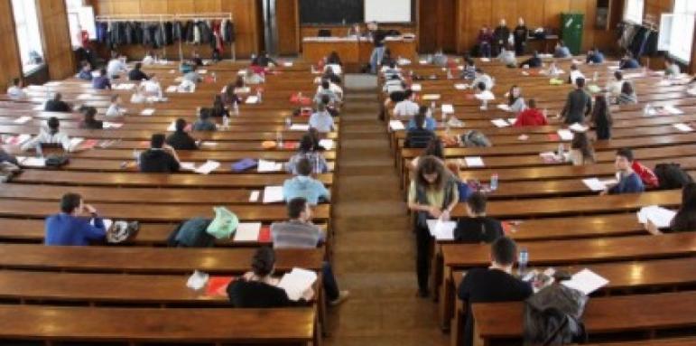 Зрелостничка атакува "Заточеници" със слушалка в ухото