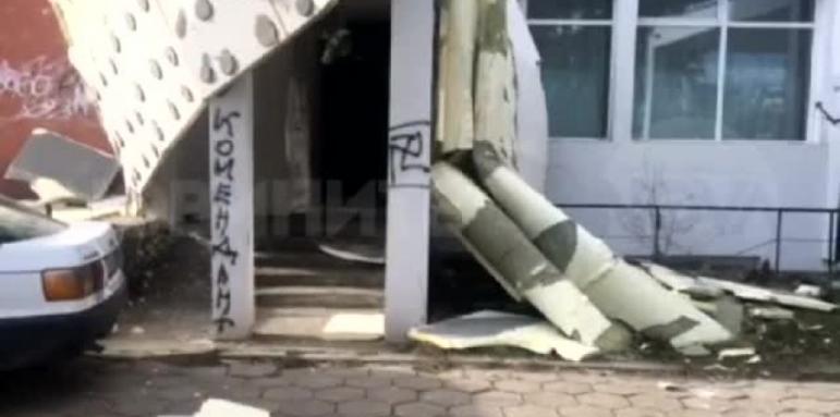 Силният вятър бутна изолацията на блок в София 