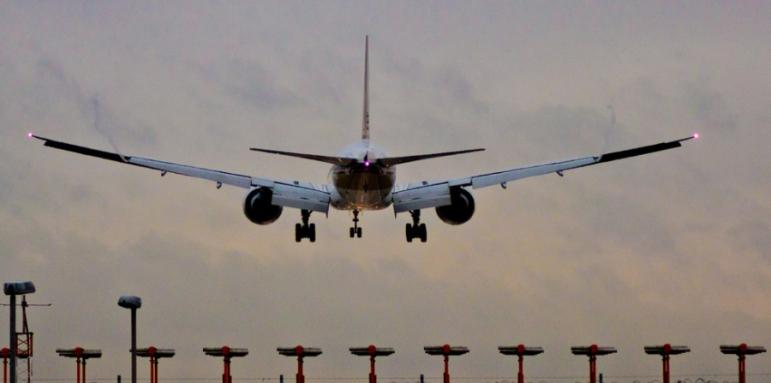 Наказват 13 служители заради непроверения полет от Франция