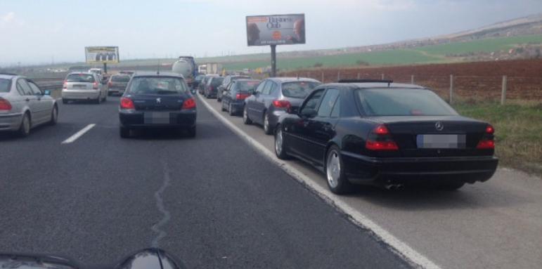 Катастрофа блокира трафика към Варна по магистрала „Хемус"