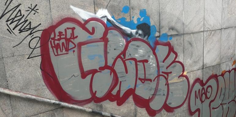 Погват авторите на грозни графити из София