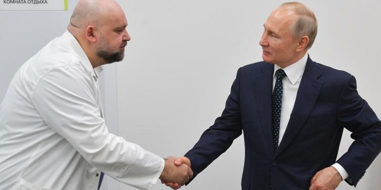Заразен лекар разходил Путин из болницата
