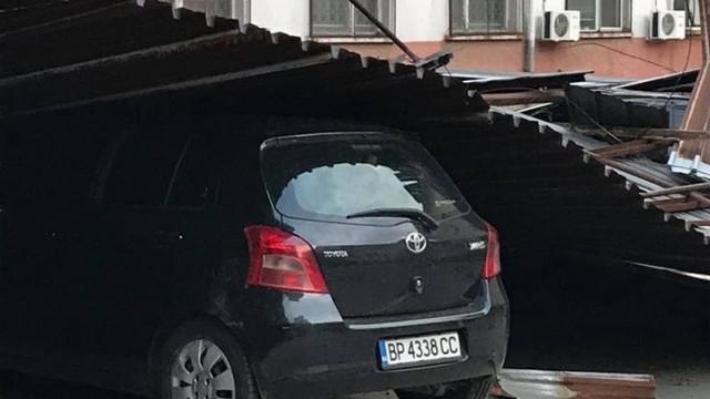 Ураганен вятър чупи коли и покриви във Враца
