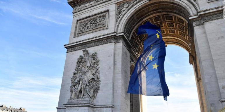 Огромен скандал! Защо свалиха знамето на ЕС от Триумфалната арка