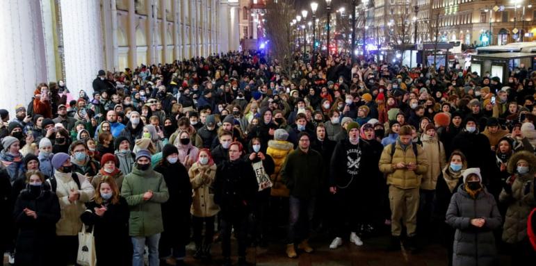 Протести по улиците от Москва до Сибир, как се разправиха властите
