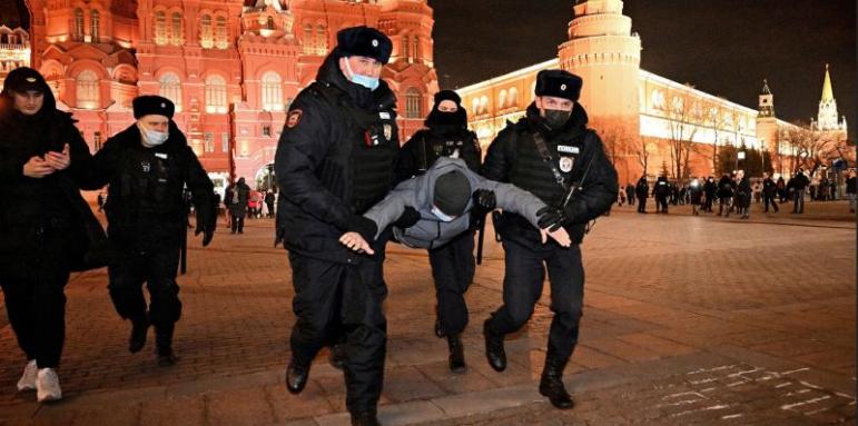 Арестуват протестиращи в Русия, нов погром над журналисти